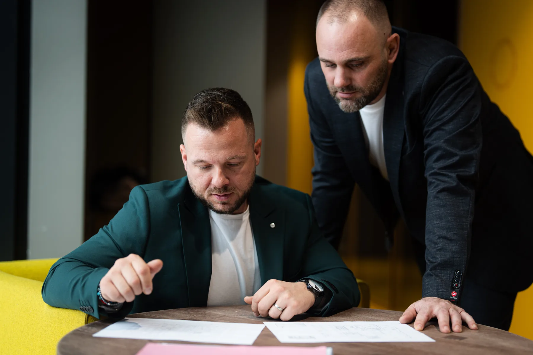 Dva členové vedení nad podklady při pracovním jednání
